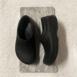 CROCS On the Clock Work Clogs Classic Black Size 9 Womens, have removable insole